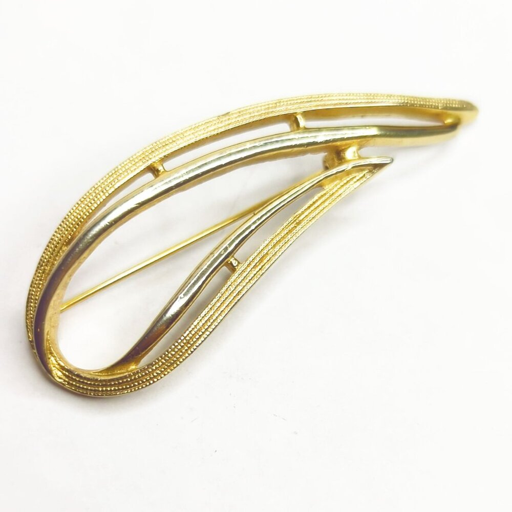 Vintage Sarah Coventry Abstract Paisley Pattern Open Teardrop Gold Tone Brooch